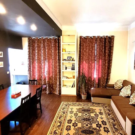 Chmielna 게스트하우스 *